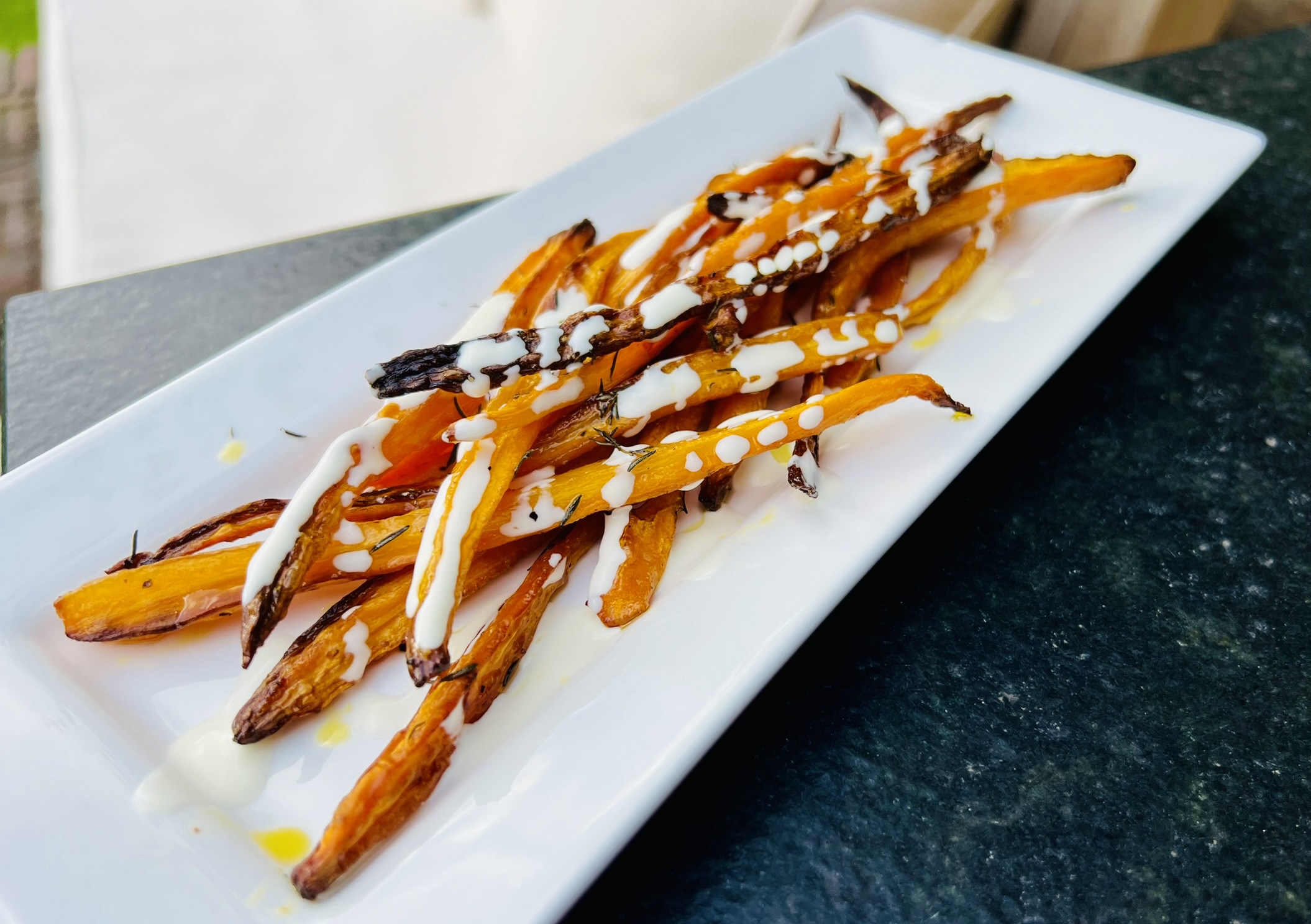 Roasted carrots with yoghurt sauce