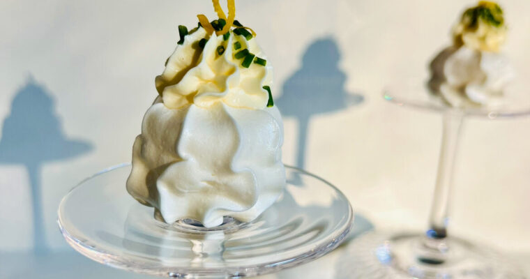 Garlic meringue with crème fraîche and chives