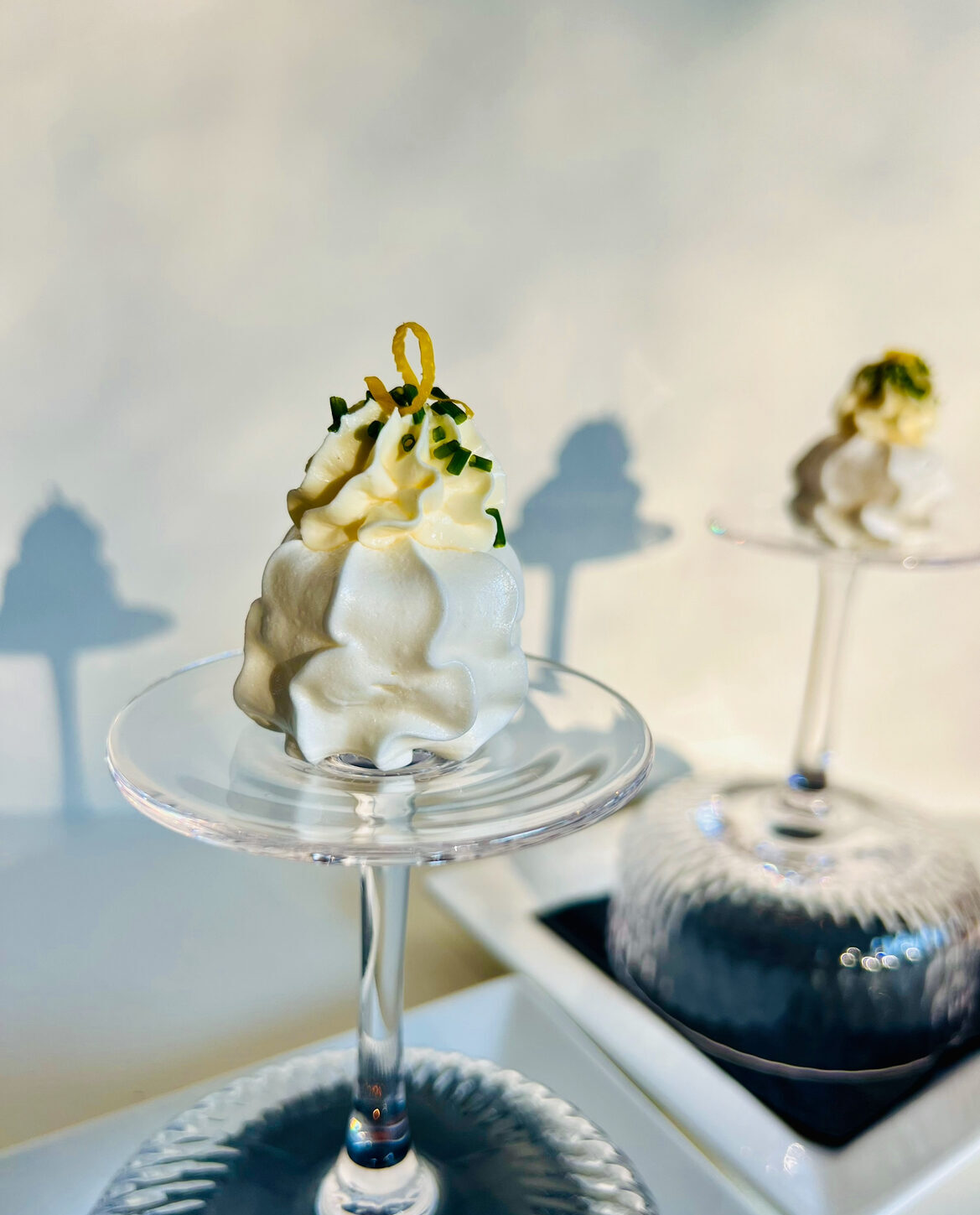 Garlic meringue with crème fraîche and chives